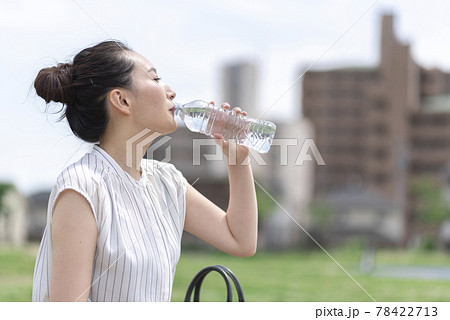 屋外で水を飲む女性 屋外で水を飲む女性 78422713
