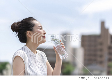 屋外で水を飲む女性 78422714