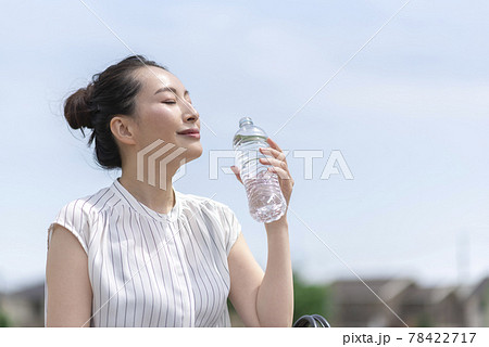 屋外で水を飲む女性 屋外で水を飲む女性 78422717