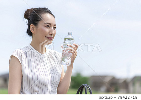 屋外で水を飲む女性 78422718