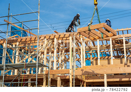 木造二階建て住宅の棟上げ 上棟 木造二階建て住宅の棟上げ 上棟 78422792