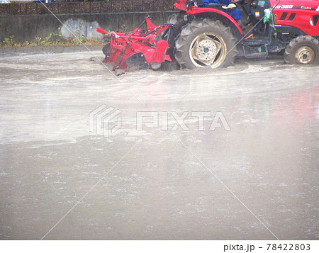 田植え前の田んぼ 78422803