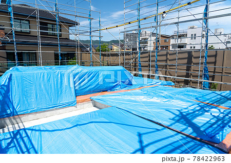 基礎部分の養生 コンクリート基礎 ブルーシート 養生の写真素材