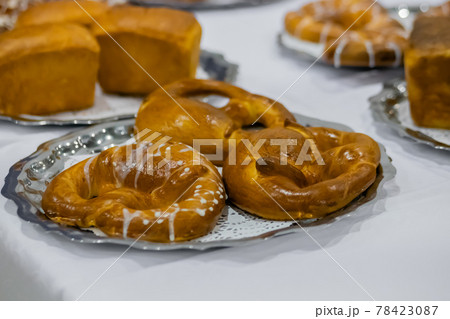 Freshly baked kringles, pretzels on plate at bakery 78423087