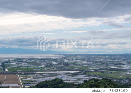 熊本河内から見る雲仙普賢岳と有明海 78423160