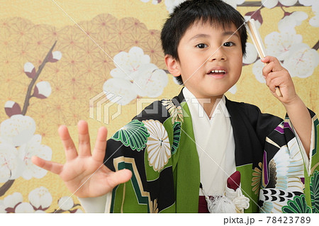 七五三 千歳飴を持つ着物姿の子供 七五三 千歳飴を持つ着物姿の子供 78423789