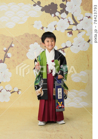 七五三 千歳飴を持つ着物姿の子供 七五三 千歳飴を持つ着物姿の子供 78423793