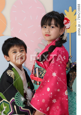 七五三 着物姿の子供 姉弟 七五三 着物姿の子供 姉弟 78423888