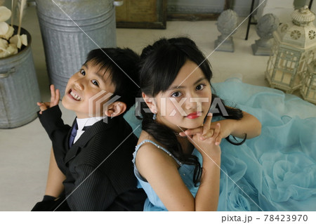 七五三　ドレスとスーツ姿の姉弟　子供結婚式 78423970