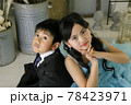 七五三　ドレスとスーツ姿の姉弟　子供結婚式 78423971