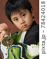 七五三　刀を持つ着物姿の子供 78424018