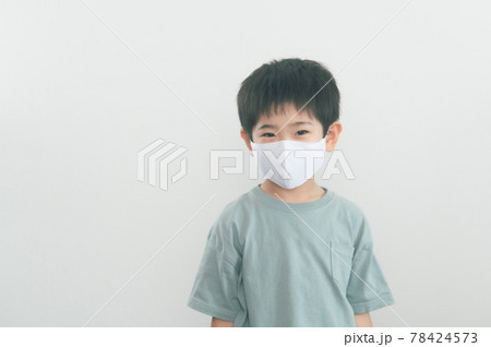 通気性の良い夏用マスクをつける男の子の写真素材 [78424573] - PIXTA