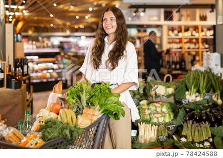 Portrait of a positive girl in the supermarket 78424588