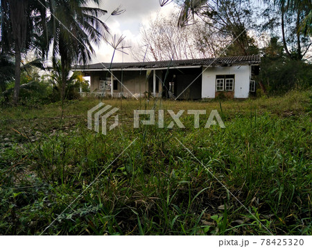 Old houses abandoned. 78425320