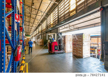 【ロジスティクス】物流倉庫での搬出作業イメージ 【ロジスティクス】物流倉庫での搬出作業イメージ 78427141