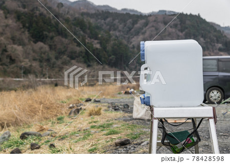 【オートキャンプ　ポリタンクの水道】 78428598