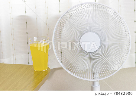 扇風機とジュース。夏のイメージ 扇風機とジュース。夏のイメージ 78432906