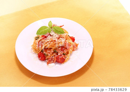ベーコンとインゲンのパスタ　トマトソース　スパゲッティ 78433629