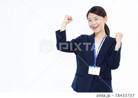 ガッツポーズをしている30代のビジネスウーマン ガッツポーズをしている30代のビジネスウーマン 78433737