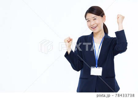 ガッツポーズをしている30代のビジネスウーマン ガッツポーズをしている30代のビジネスウーマン 78433738