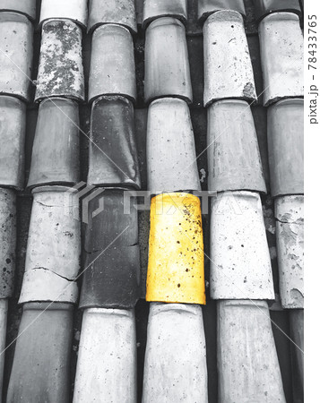 Gray rooftop with yellow tile 78433765