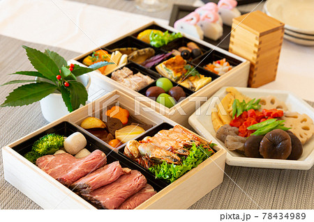 洋風おせち料理の2段重 テーブルセッティング 78434989