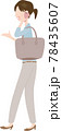 スマホで話しながら歩く女性 78435607