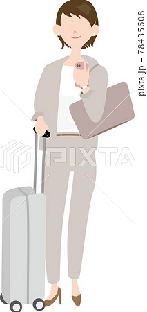 出張先でスマホを見る会社員 78435608