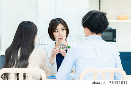 住宅模型を持って説明する女性担当者 住宅模型を持って説明する女性担当者 78435851