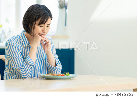 料理を見て困っている女性 料理を見て困っている女性 78435855