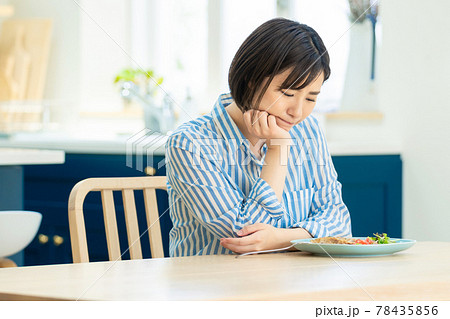 料理を見て困っている女性 料理を見て困っている女性 78435856