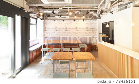 明るい光がさすカフェの内観 78436151