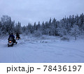 雪景色の中を進む雪上バイク 78436197