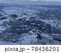 空から見た雪景色の街並み 78436201