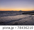 夕空に浮かぶ富士山のシルエットと穏やかな海 78436210