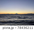 海に浮かぶような夕暮れ時の富士山 78436211