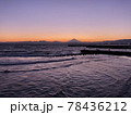 美しい薄紫色の夕空と海と富士山のシルエット 78436212
