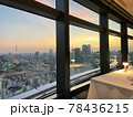 高層レストランから眺める夕景と東京タワー 78436215