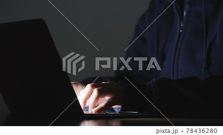 引きこもり・パソコン 78436280