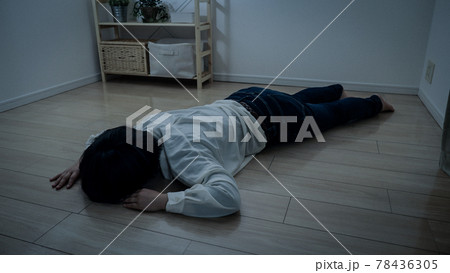 女性・転倒 78436305
