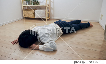 女性・転倒 女性・転倒 78436306