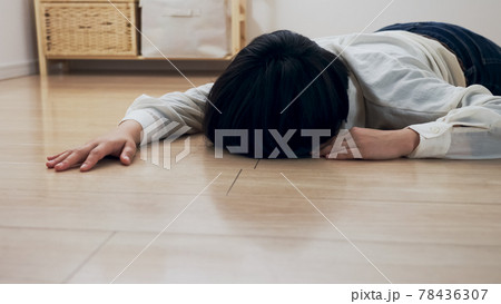 女性・転倒 女性・転倒 78436307