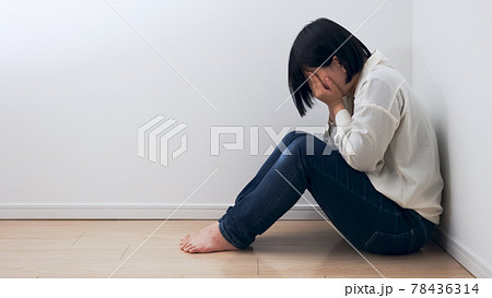女性 落ち込むの写真素材