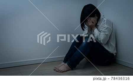 女性 落ち込むの写真素材