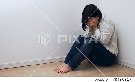 女性 落ち込むの写真素材