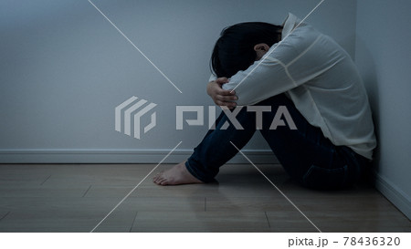 女性 落ち込むの写真素材