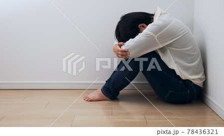 女性・落ち込む 78436321