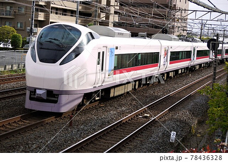 常磐線　疾走するスーパーひたちと快速電車や各駅停車。風圧まで撮りました。 78436328