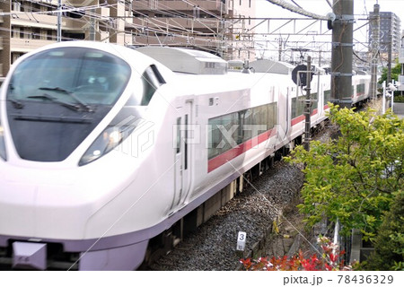 常磐線 疾走するスーパーひたちと快速電車や各駅停車。風圧まで撮りました。 常磐線 疾走するスーパーひたちと快速電車や各駅停車。風圧まで撮りました。 78436329