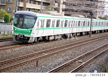 常磐線　疾走するスーパーひたちと快速電車や各駅停車。風圧まで撮りました。 78436334